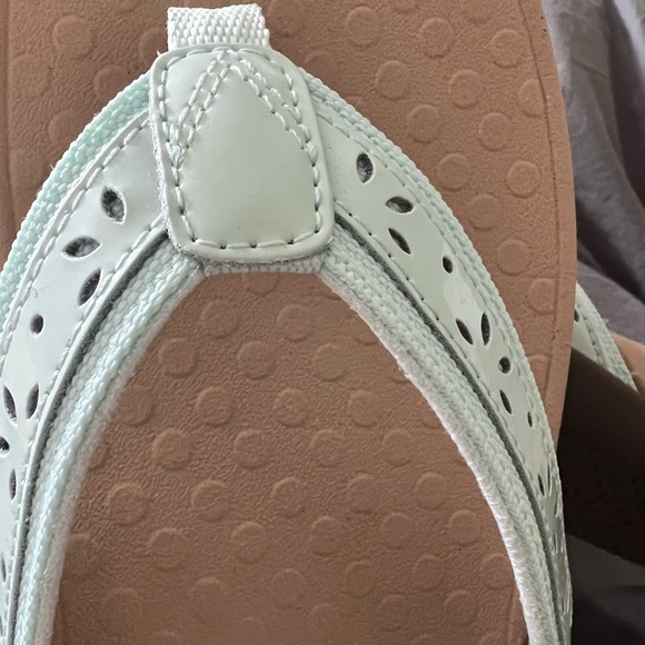 Size 10 VIONIC flip flops Seafoam - Picture 3 of 6